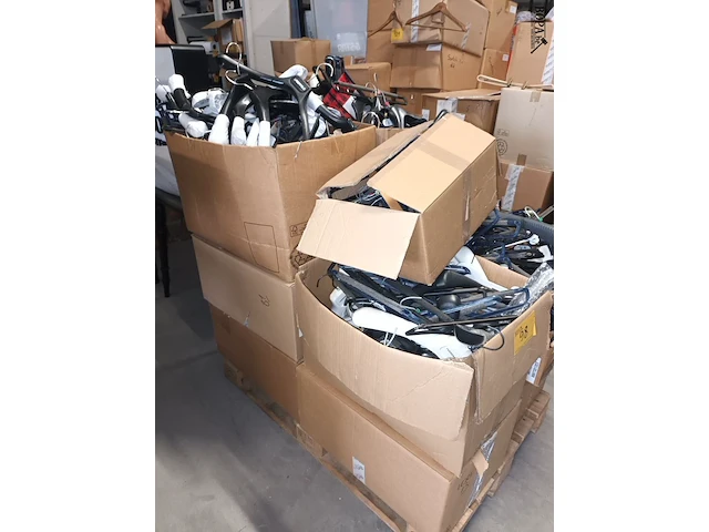 Lot 98 - groot lot kleerhangers - afbeelding 2 van  5