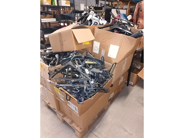 Lot 98 - groot lot kleerhangers - afbeelding 3 van  5