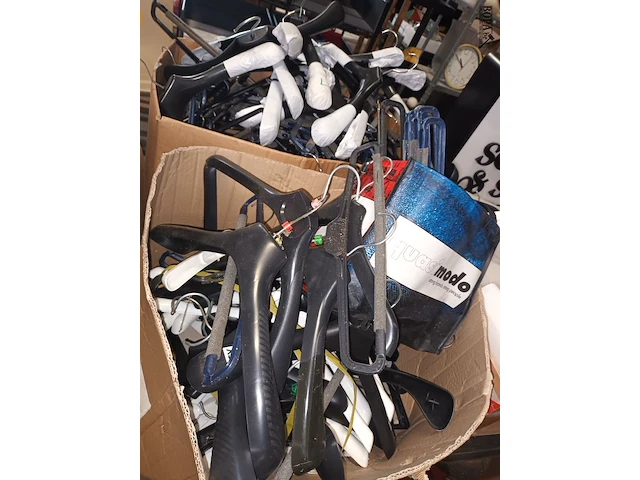 Lot 98 - groot lot kleerhangers - afbeelding 4 van  5
