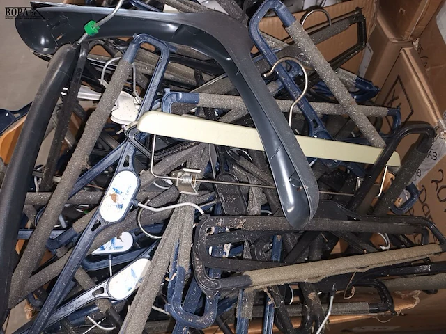 Lot 98 - groot lot kleerhangers - afbeelding 5 van  5