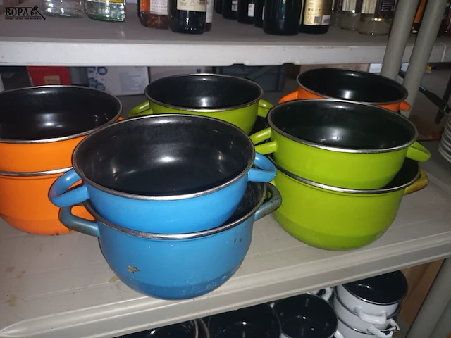Lot 98 - mosselpotten. inhoud rek - afbeelding 3 van  4