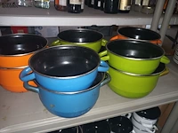 Lot 98 - mosselpotten. inhoud rek - afbeelding 3 van  4
