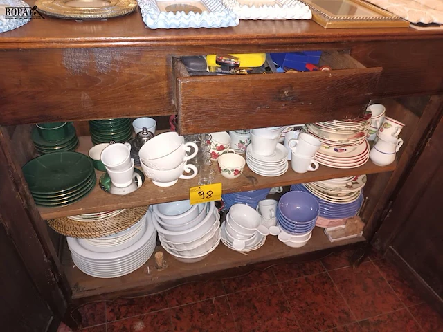 Lot 98 - servies. inhoud kast - afbeelding 1 van  7