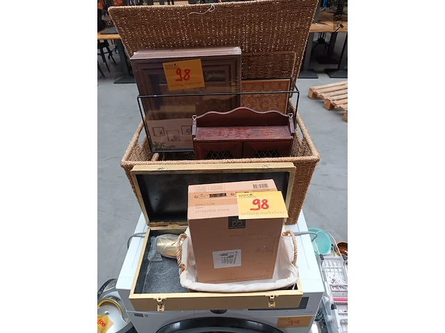 Lot 98 - wandjes en rekjes. 8 stuks - afbeelding 1 van  7