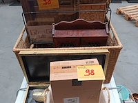 Lot 98 - wandjes en rekjes. 8 stuks - afbeelding 1 van  7