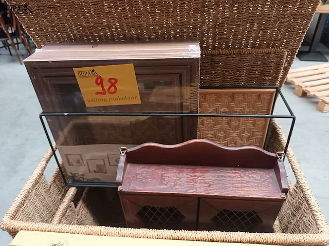 Lot 98 - wandjes en rekjes. 8 stuks - afbeelding 2 van  7