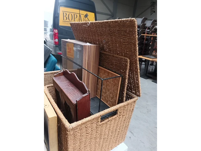 Lot 98 - wandjes en rekjes. 8 stuks - afbeelding 3 van  7