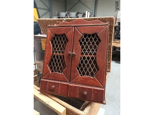 Lot 98 - wandjes en rekjes. 8 stuks - afbeelding 4 van  7