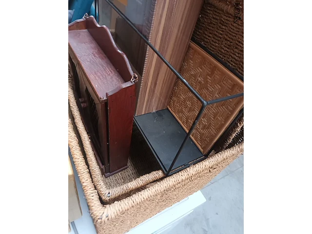 Lot 98 - wandjes en rekjes. 8 stuks - afbeelding 5 van  7