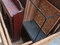 Lot 98 - wandjes en rekjes. 8 stuks - afbeelding 5 van  7