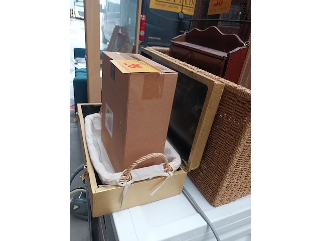 Lot 98 - wandjes en rekjes. 8 stuks - afbeelding 7 van  7