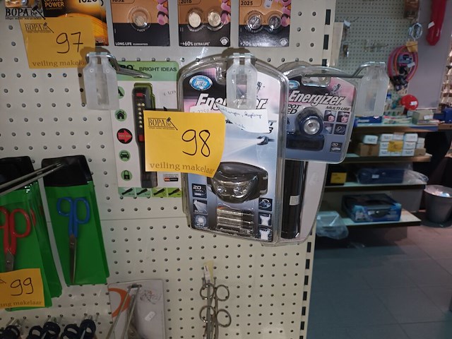 Lot 98 - zaklampen en koplamp. 8 stuks - afbeelding 1 van  3