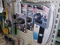 Lot 98 - zaklampen en koplamp. 8 stuks - afbeelding 2 van  3