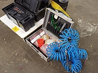 Lot 985 - werkmateriaal en werkkledij. - afbeelding 1 van  8