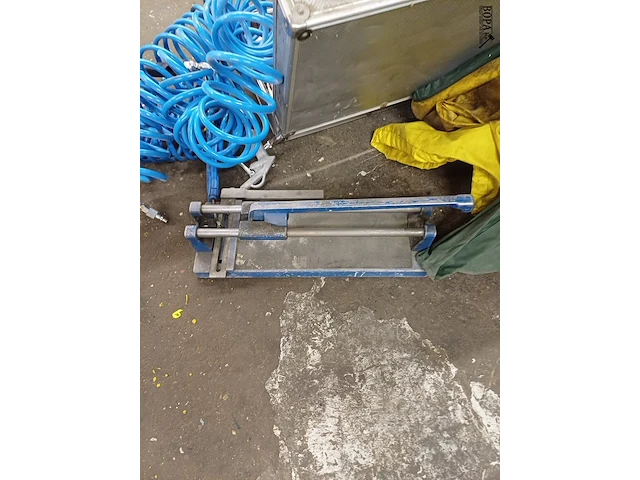 Lot 985 - werkmateriaal en werkkledij. - afbeelding 8 van  8