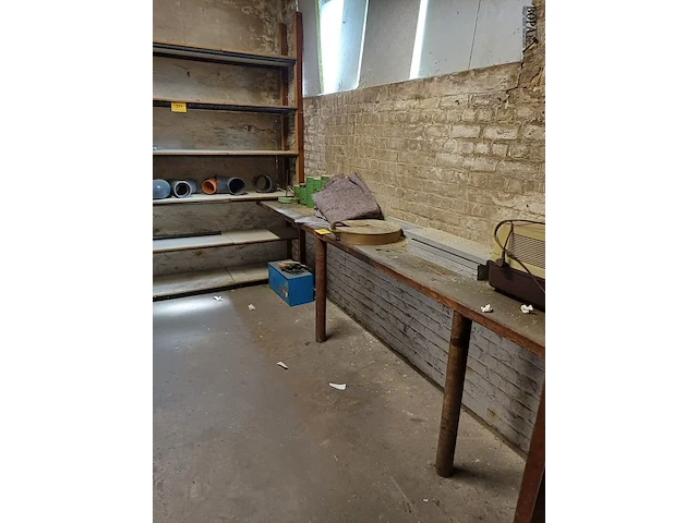 Lot 987 - rek met inhoud - afbeelding 1 van  6