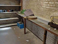Lot 987 - rek met inhoud - afbeelding 1 van  6