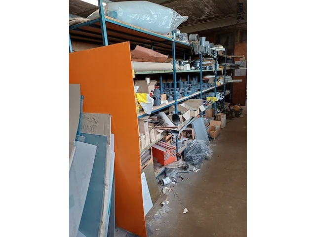 Lot 988 - rek met inhoud - afbeelding 2 van  10