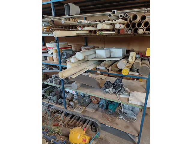 Lot 988 - rek met inhoud - afbeelding 3 van  10