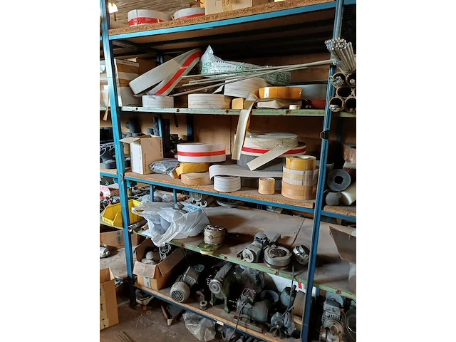 Lot 988 - rek met inhoud - afbeelding 4 van  10