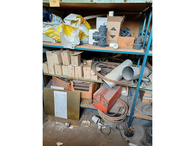 Lot 988 - rek met inhoud - afbeelding 10 van  10