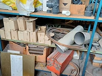 Lot 988 - rek met inhoud - afbeelding 10 van  10