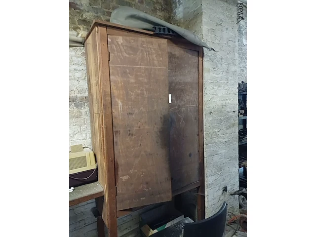 Lot 989 - houten kast met inhoud - afbeelding 1 van  3
