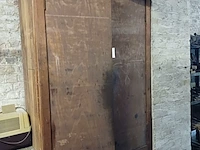 Lot 989 - houten kast met inhoud - afbeelding 1 van  3
