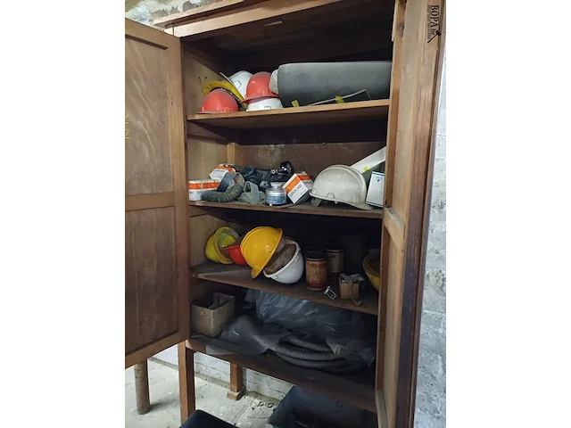 Lot 989 - houten kast met inhoud - afbeelding 2 van  3