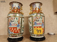 Lot 99 - koppel chinese vazen op sokkel - afbeelding 1 van  4