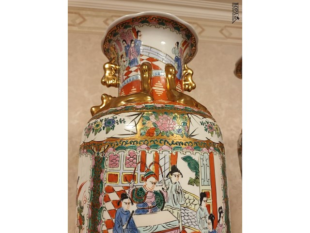 Lot 99 - koppel chinese vazen op sokkel - afbeelding 2 van  4