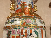 Lot 99 - koppel chinese vazen op sokkel - afbeelding 2 van  4