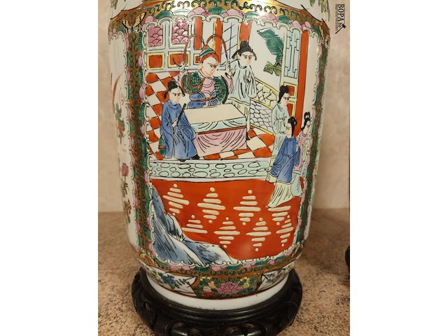 Lot 99 - koppel chinese vazen op sokkel - afbeelding 3 van  4