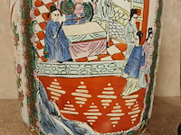 Lot 99 - koppel chinese vazen op sokkel - afbeelding 3 van  4