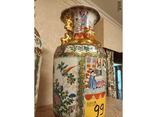 Lot 99 - koppel chinese vazen op sokkel - afbeelding 4 van  4