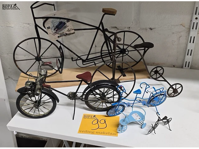 Lot 99 - metalen fietsen groot en klein ong 6 stuks - afbeelding 1 van  4