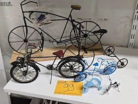 Lot 99 - metalen fietsen groot en klein ong 6 stuks - afbeelding 1 van  4