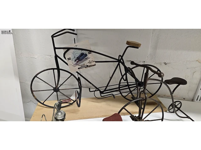 Lot 99 - metalen fietsen groot en klein ong 6 stuks - afbeelding 2 van  4