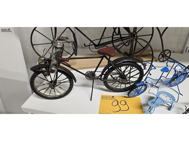 Lot 99 - metalen fietsen groot en klein ong 6 stuks - afbeelding 3 van  4