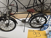 Lot 99 - metalen fietsen groot en klein ong 6 stuks - afbeelding 3 van  4