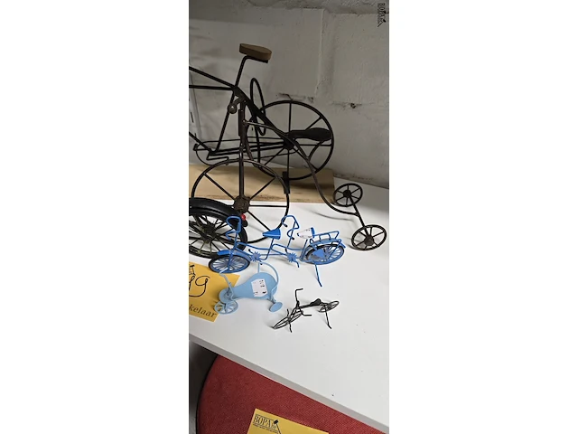 Lot 99 - metalen fietsen groot en klein ong 6 stuks - afbeelding 4 van  4