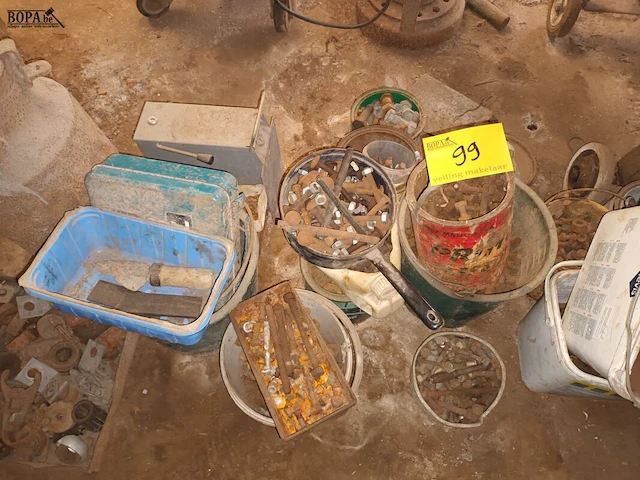 Lot 99 - moeren en bouten - afbeelding 1 van  4