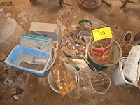 Lot 99 - moeren en bouten - afbeelding 1 van  4