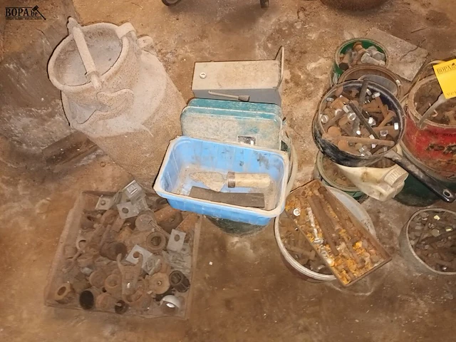 Lot 99 - moeren en bouten - afbeelding 4 van  4