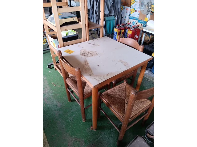 Lot 99 - tafel en stoelen - afbeelding 1 van  1