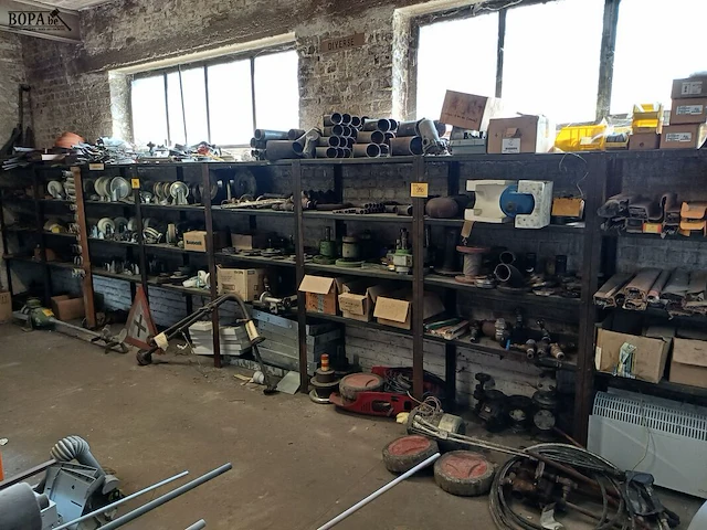 Lot 990 - rek met inhoud - afbeelding 1 van  11