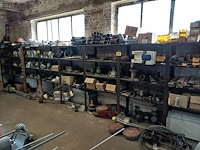 Lot 990 - rek met inhoud - afbeelding 1 van  11