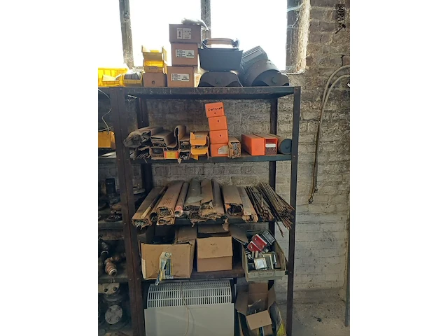 Lot 990 - rek met inhoud - afbeelding 4 van  11