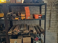Lot 990 - rek met inhoud - afbeelding 4 van  11