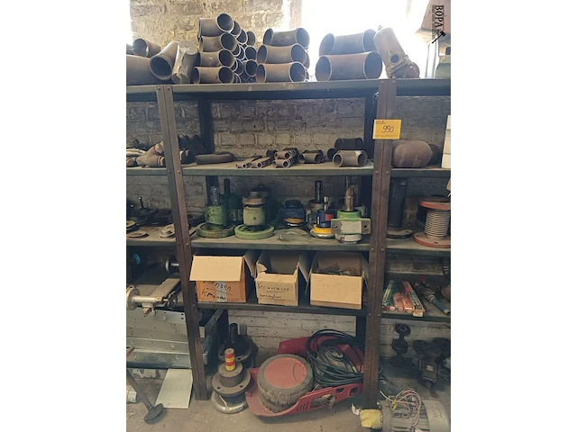 Lot 990 - rek met inhoud - afbeelding 6 van  11